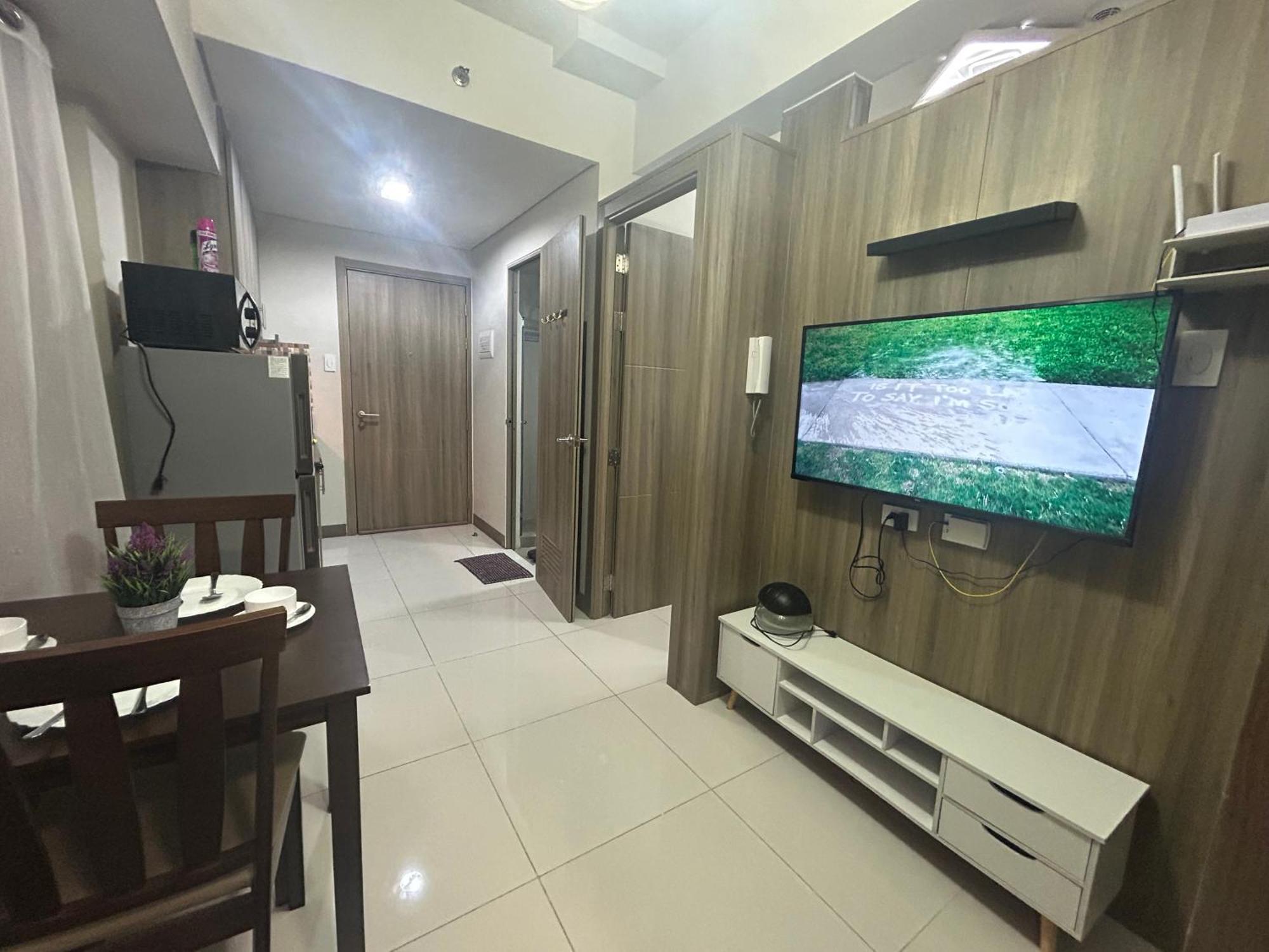 2Br Coast Residences Манила Экстерьер фото